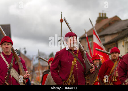 Cheshire, Großbritannien 2017. Holly heiligen Tag & Belagerung von Nantwich Re-enactment. Seit über 40 Jahren die Treue bewaffnete Truppen der versiegelten Knoten lebendige Geschichte Gruppe in der historischen Altstadt für eine spektakuläre re gesammelt haben - Verabschiedung der blutigen Schlacht, die fast vor 400 Jahren stattfand und markiert das Ende der langen und schmerzhaften Belagerung der Stadt. Roundheads, Kavaliere, Gewehrschützen, Musketiere, Soldaten mit anderen historischen Animateure converged auf das Stadtzentrum neu zu verordnen, die Schlacht. Die Belagerung im Januar 1644 war einer der wichtigsten Konflikte des Englischen Bürgerkriegs. Stockfoto