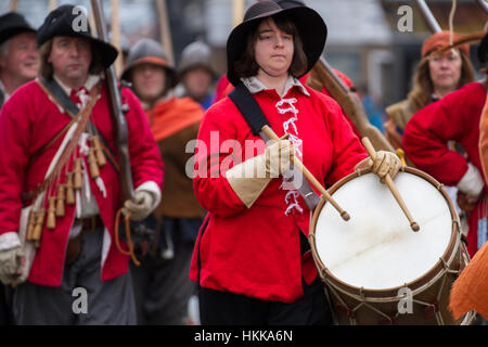 Cheshire, Großbritannien. 28 Jan, 2017. Holly heiligen Tag & Belagerung von Nantwich Re-enactment. Seit über 40 Jahren den Gläubigen Truppen einschließlich Männer & Frauen der versiegelten Knoten in der historischen Altstadt für eine spektakuläre re gesammelt haben - Verabschiedung der blutigen Schlacht, die fast vor 400 Jahren stattfand und markiert das Ende der langen und schmerzhaften Belagerung der Stadt. Roundheads, Kavaliere, und andere historische Animateure converged auf das Stadtzentrum neu zu verordnen, die Schlacht. Die Belagerung im Januar 1644 war einer der wichtigsten Konflikte des Englischen Bürgerkriegs. Stockfoto