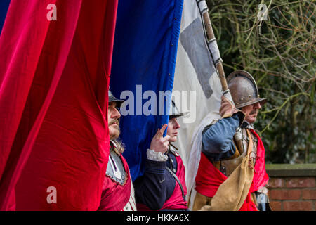 Cheshire, Großbritannien. 28 Jan, 2017. Schlacht Fahnen wehen auf Holly heiligen Tag & Belagerung von Nantwich Re-enactment. Seit über 40 Jahren den Gläubigen Truppen der versiegelten Knoten in der historischen Altstadt für eine spektakuläre re gesammelt haben - Verabschiedung der blutigen Schlacht, die fast vor 400 Jahren stattfand und markiert das Ende der langen und schmerzhaften Belagerung der Stadt. Roundheads, Kavaliere, und andere historische Animateure converged auf das Stadtzentrum neu zu verordnen, die Schlacht. Die Belagerung im Januar 1644 war einer der wichtigsten Konflikte des Englischen Bürgerkriegs. Stockfoto