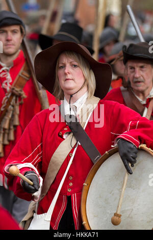 Weibliche Drummer in Cheshire, Großbritannien. 28 Jan, 2017. Holly heiligen Tag & Belagerung von Nantwich Re-enactment. Seit über 40 Jahren den Gläubigen Truppen einschließlich Männer & Frauen der versiegelten Knoten in der historischen Altstadt für eine spektakuläre re gesammelt haben - Verabschiedung der blutigen Schlacht, die fast vor 400 Jahren stattfand und markiert das Ende der langen und schmerzhaften Belagerung der Stadt. Roundheads, Kavaliere, und andere historische Animateure converged auf das Stadtzentrum neu zu verordnen, die Schlacht. Die Belagerung im Januar 1644 war einer der wichtigsten Konflikte des Englischen Bürgerkriegs. Stockfoto