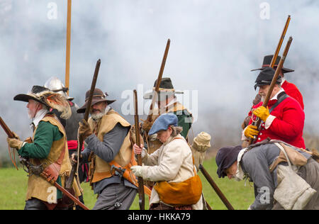 Cheshire, UK. 28. Januar 2017. Holly Holy Day & Belagerung von Nantwich Reenactment. Seit über 40 Jahren sammelten sich die treuen Truppen von The Sealed Knot in der historischen Stadt für eine spektakuläre Nachstellung der blutigen Schlacht, die vor fast 400 Jahren stattgefunden und markierte das Ende der langen und schmerzhaften Belagerung der Stadt. Rundköpfen, Kavaliere und andere historische Entertainer konvergiert auf das Zentrum die Schlacht nachstellen. Die Belagerung im Januar 1644 war eines der wichtigsten Konflikte des englischen Bürgerkriegs. Kredite; MediaWorldImages/AlamyLiveNews Stockfoto