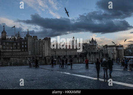 London, UK. 28. Januar 2017. Blauer Himmel über London mit Regenwolken. Bildnachweis: Claire Doherty/Alamy Live News Stockfoto