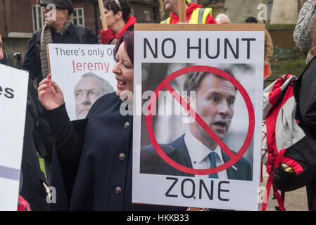 London, UK. 28. Januar 2017. Ein Aktivisten hält eine "No Jagd Zone" Plakat auf der Kundgebung gegenüber Parlament vor marschieren in einem Trauerzug für eine zweite Kundgebung am Dept of Health. Rednern gehörten Aneira Thomas, das erste Baby zu Beginn des NHS 1948 geboren werden. Die Nachhaltigkeit und die Transformation plant (STPs) des NHS aufgezwungen werden einen Schnitt von £ 22 Milliarden bei der Finanzierung eines bereits überlasteten Service, der schnell privatisiert ist und wo viele jetzt die Behandlung verweigert wird, die sie benötigen, aus rein finanziellen Gründen. Bildnachweis: Peter Marshall/Alamy Live-Nachrichten Stockfoto