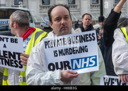 London, UK. 28. Januar 2017. Ein Mann in einem weißen Anzug hält ein Plakat "Privatwirtschaft ist Mord an unsere NHS" bei der Rallye am Dept of Health. Die Nachhaltigkeit und die Transformation plant (STPs) des NHS aufgezwungen werden einen Schnitt von £ 22 Milliarden bei der Finanzierung eines bereits überlasteten Service, der schnell privatisiert ist und wo viele jetzt die Behandlung verweigert wird, die sie benötigen, aus rein finanziellen Gründen. Bildnachweis: Peter Marshall/Alamy Live-Nachrichten Stockfoto