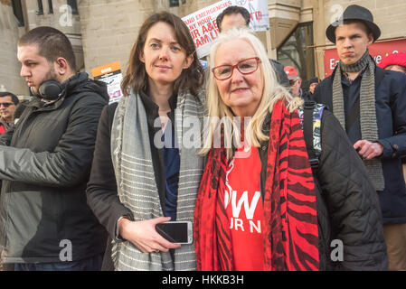 London, UK. 28. Januar 2017. Junior Arzt Aislinn Macklin-Doherty posiert mit Aneira Thomas, das erste Baby zu Beginn des NHS 1948 auf der Kundgebung am Dept of Health geboren werden. Die Nachhaltigkeit und die Transformation plant (STPs) des NHS aufgezwungen werden einen Schnitt von £ 22 Milliarden bei der Finanzierung eines bereits überlasteten Service, der schnell privatisiert ist und wo viele jetzt die Behandlung verweigert wird, die sie benötigen, aus rein finanziellen Gründen. Bildnachweis: Peter Marshall/Alamy Live-Nachrichten Stockfoto