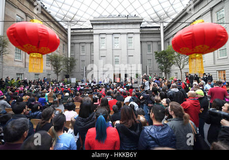 Washington, DC, USA. 28. Januar 2017. Menschen genießen chinesische Volksmusik während einer Veranstaltung feiern Chinese Lunar New Year im Smithsonian American Art Museum, Washington, DC. Bildnachweis: Xinhua/Alamy Live-Nachrichten Stockfoto