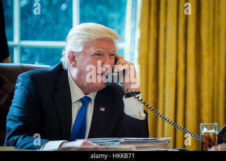 Washington DC, USA. 28. Januar 2017. US-Präsident Donald Trump spricht mit Präsident von Rußland Vladimir Putin am Telefon im Oval Office in Washington, DC. Der Aufruf war einer der fünf Gespräche mit ausländischen Führern für Samstag geplant. Bildnachweis: MediaPunch Inc/Alamy Live-Nachrichten Stockfoto