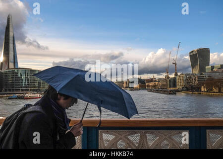 London, UK. 28. Januar 2017. Blauer Himmel über London mit Regenwolken. Bildnachweis: Claire Doherty/Alamy Live News Stockfoto