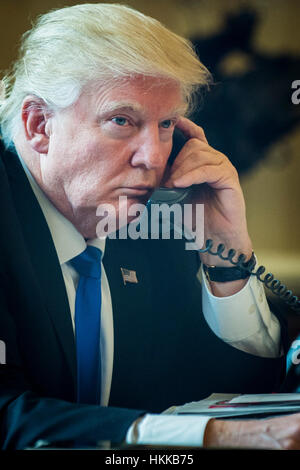 Washington DC, USA. 28. Januar 2017. US-Präsident Donald Trump spricht mit Präsident von Rußland Vladimir Putin am Telefon im Oval Office in Washington, DC. Der Aufruf war einer der fünf Gespräche mit ausländischen Führern für Samstag geplant. Bildnachweis: MediaPunch Inc/Alamy Live-Nachrichten Stockfoto