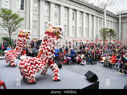 Washington, DC, USA. 28. Januar 2017. Die Menschen sehen Löwen tanzen während einer Veranstaltung feiern Chinese Lunar New Year im Smithsonian American Art Museum, Washington, DC. Bildnachweis: Xinhua/Alamy Live-Nachrichten Stockfoto