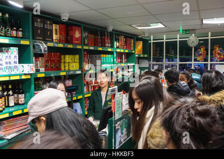 Käufer an SeeWoo Supermarkt auf Lisle Street in Chinatown, London, England, Vereinigtes Königreich, Großbritannien Stockfoto