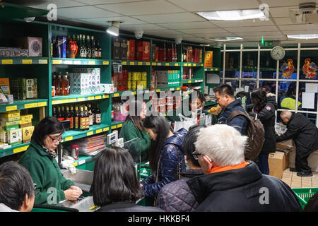 Käufer an SeeWoo Supermarkt auf Lisle Street in Chinatown, London, England, Vereinigtes Königreich, Großbritannien Stockfoto