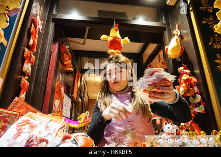 Chinesische Neujahrsfest in Chinatown. Mit Souvenirs auf Gerrard Street, London, England, Vereinigtes Königreich, UK Abschaltdruck Stockfoto