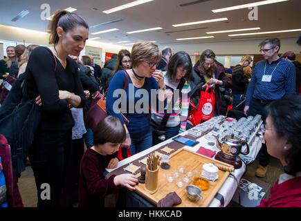 Toronto, Kanada. 28. Januar 2017. Eine Frau schmeckt eine Tasse Tee, während das 2017 Toronto-Tee-Festival, mit Tee-Verkostungen, Tee-Zeremonien und Tee-Produkte, die zweitägige Veranstaltung wird voraussichtlich ziehen Tausende von Tee-Enthusiasten in Toronto. Bildnachweis: Zou Zheng/Xinhua/Alamy Live-Nachrichten Stockfoto