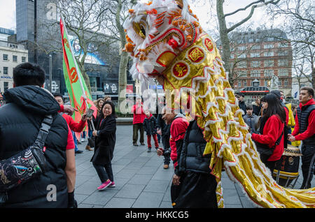 London, UK. 28. Januar 2017. Ein chinesischer Drache Paraden um Chinatown in London und segnet, Geschäfte und Restaurants. Bildnachweis: Matthew Ashmore/Alamy Live-Nachrichten Stockfoto