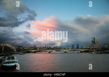 London, UK. 28. Januar 2017. Schönen Abend Blick über Waterloo Bridge, von Charing Cross, mit rosa Wolken bei Sonnenuntergang gesehen. Bildnachweis: Carol Moir/Alamy Live-Nachrichten. Stockfoto