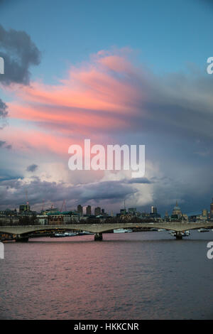 London, UK. 28. Januar 2017. Schönen Abend Blick über Waterloo Bridge, von Charing Cross, mit rosa Wolken bei Sonnenuntergang gesehen. Bildnachweis: Carol Moir/Alamy Live-Nachrichten. Stockfoto