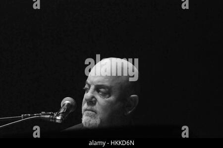 Florida, USA. 27. Januar 2017. Billy Joel führt vor einem ausverkauften im Amway Center in Orlando, Florida. Bildnachweis: Paul Hennessy/Alamy Live-Nachrichten Stockfoto