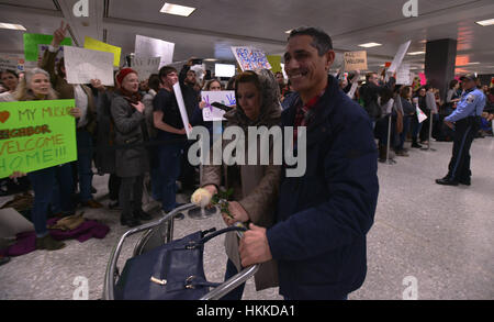 Fairfax, USA. 28. Januar 2017. Menschenmassen am Dulles Airport außerhalb Washington, DC trat Tausende an Flughäfen in den USA Samstag, Protest gegen Präsident Donald Trump Ausführungsverordnung Aussetzung Flüchtlinge und andere Zuwanderer aus sieben muslimischen Nationen vom Eintritt in die USA Dieses irakische paar just landed in Dulles aus Bagdad. Bildnachweis: Miguel Juarez Lugo/ZUMA Draht/Alamy Live-Nachrichten Stockfoto