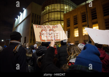 New York, USA. 28. Januar 2017. Demonstranten versammeln sich am Brooklyn Federal Courthouse in Cadman Plaza, das Notfall Urteil über Präsident Donald Trump Ausführungsverordnung zur verbotenen Reisen von ausgewählten muslimischen Ländern zu hören. Bildnachweis: Erica Schroeder / Alamy Live News Stockfoto