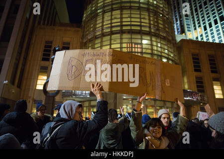 New York, USA. 28. Januar 2017. Demonstranten versammeln sich am Brooklyn Federal Courthouse in Cadman Plaza, das Notfall Urteil über Präsident Donald Trump Ausführungsverordnung zur verbotenen Reisen von ausgewählten muslimischen Ländern zu hören. Bildnachweis: Erica Schroeder / Alamy Live News Stockfoto