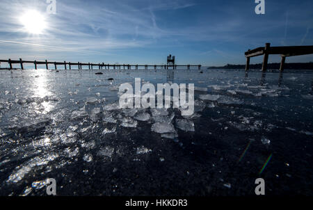 Herrsching, Deutschland. 28. Januar 2017. Menschen schlendern über einen Steg auf dem Ammersee See in der Nähe von Herrsching, Deutschland. Bildnachweis: Sven Hoppe/Dpa/Alamy Live News Stockfoto