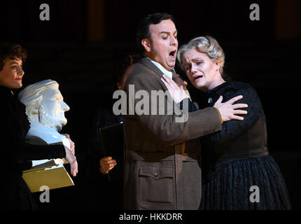 Karlsruhe, Deutschland. 27. Januar 2017. Christina Niessen (R. Cosima Wagner) und Andrew Watts (Siegfried "Fidi" Wagner) Proben eine Szene aus der Oper "Wahnfried" im Teatro Badisches Staatstheater in Karlsruhe, Deutschland, 27. Januar 2017. Die Uraufführung findet am 28. Januar 2017. Foto: Uli Deck/Dpa/Alamy Live News Stockfoto