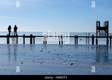 Herrsching, Deutschland. 28. Januar 2017. Menschen schlendern über einen Steg auf dem Ammersee See in der Nähe von Herrsching, Deutschland. Bildnachweis: Sven Hoppe/Dpa/Alamy Live News Stockfoto