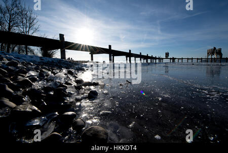 Herrsching, Deutschland. 28. Januar 2017. Menschen schlendern über einen Steg auf dem Ammersee See in der Nähe von Herrsching, Deutschland. Bildnachweis: Sven Hoppe/Dpa/Alamy Live News Stockfoto