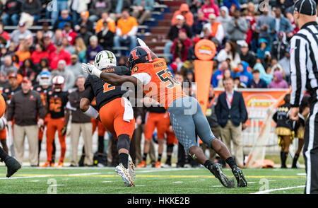 Mobile, USA.  28. Januar 2017. Süd-Team QB (2) Antonio Pipkin ist (56) entlassen Carroll Phillips während der Reese Senior Bowl Stadium Ladd-Peebles.  Bildnachweis: Brad McPherson / Alamy Live News Stockfoto