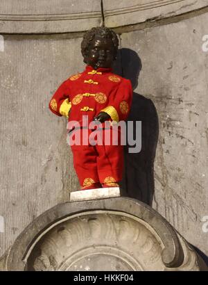 Brüssel. 28. Januar 2017. Foto aufgenommen am 28. Januar 2017 zeigt der Wahrzeichen Skulptur "Manneken Pis" gekleidet in traditionellen chinesischen Anzug zum chinesischen Neujahrsfest in Brüssel, Hauptstadt von Belgien feiern. Bildnachweis: Gong Bing/Xinhua/Alamy Live-Nachrichten Stockfoto