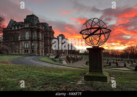 Bowes Museum, Barnard Castle, Teesdale County Durham UK. Sonntag, 29. Januar 2017. Großbritannien Wetter. Es war kalt und frostig Start in den Tag, als die aufgehende Sonne begann, Amillary Kugel Denkmal für HM Königin Elizabeth, die Königinmutter in den Gärten des Bowes Museum zu beleuchten. Bildnachweis: David Forster/Alamy Live-Nachrichten Stockfoto