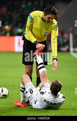BayArena Leverkusen, Deutschland. 28. Januar 2017. Deutsche Fußball-Liga, 1. Bundesliga Saison 2016/17, 18, Bayer 04 Leverkusen Vs Borussia Mšnchengladbach (Mönchengladbach, Gladbach)---Referree Aytekin Spieltag hilft Christoph Kramer (MGL) mit Bein verkrampft sich Credit: Kolvenbach/Alamy Live-Nachrichten Stockfoto