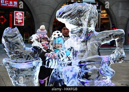 Harbin, China Provinz Heilongjiang. 29. Januar 2017. Touristen posieren für Fotos mit einer Eisskulptur während der einwöchigen Frühlingsfest Ferien in Harbin, der Hauptstadt des nordöstlichen Chinas Provinz Heilongjiang, 29. Januar 2017. Bildnachweis: Wang Jianwei/Xinhua/Alamy Live-Nachrichten Stockfoto