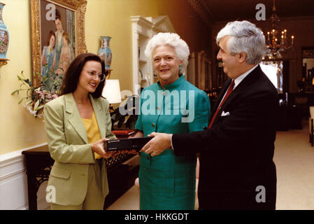 First Lady Barbara Bush, Center, erhält eine TeleCaption Decodierung Vorrichtung von John E.D. Ball, Präsident von der nationalen Untertitel Institute (NCI), rechts, und Schauspielerin Marlee Matlin, Vorsitzender der Freunde des NCI, links, im Weißen Haus in Washington, DC am 19. Juni 1990. Die Geräte erlauben hören beeinträchtigt und andere Zuschauer um Beschriftungen auf ihren Fernseher zu sehen. Obligatorische Credit: Carol T. Powers/White Haus über CNP - kein Draht-SERVICE - Foto: Carol T. Powers/News Fotos/Carol T. Powers - weißen Haus über CNP konsolidiert Stockfoto