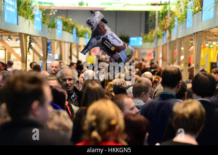 Berlin, Deutschland. 29. Januar 2017. Besucher genießen den letzten Tag der internationalen griechischen Woche in Berlin, Deutschland, 29. Januar 2017. Foto: Maurizio Gambarini/Dpa/Alamy Live News Stockfoto