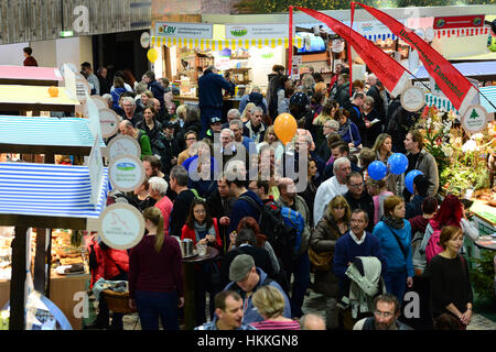 Berlin, Deutschland. 29. Januar 2017. Besucher genießen den letzten Tag der internationalen griechischen Woche in Berlin, Deutschland, 29. Januar 2017. Foto: Maurizio Gambarini/Dpa/Alamy Live News Stockfoto