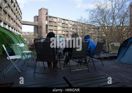 Sheffield, UK. 29. Januar 2017. Anwohner und Aktivisten/Unterstützer blicken über die leeren Wohnungen am Park Hill aus Zeltstadt in Sheffield. 29. Januar 2017 Kredit: Gary Bagshawe/Alamy Live-Nachrichten Stockfoto