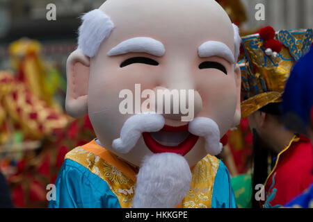 Soho, UK. 29. Januar 2017. Das Jahr der Hahn Kostüme in das chinesische Neujahr parade mit der größten Drachen und Löwen Prozession in Europa Guthaben: Keith Larby/Alamy Live News Stockfoto