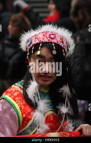 London, UK. 29. Januar 2017. Chinese New Year wird mit einer Parade im Zentrum von London, in der Nähe des China Stadt gefeiert. mit vielen Teilnehmern in traditionellen Kostümen. Roland Ravenhill/Alamy Live-Nachrichten Stockfoto