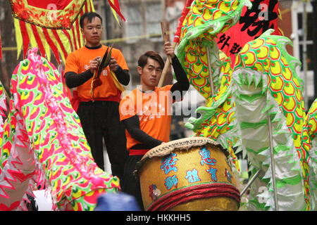 London, UK. 29. Januar 2017. Chinese New Year wird mit einer Parade im Zentrum von London, in der Nähe des China Stadt gefeiert. Diese Pose enthalten eine Darstellung der traditionellen chinesischen Trommeln. Roland Ravenhill/Alamy Live-Nachrichten Stockfoto