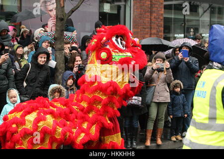 London, UK. 29. Januar 2017. Chinese New Year wird mit einer Parade im Zentrum von London, in der Nähe des China Stadt gefeiert. Dieser Drache war einer der vielen halten das Publikum unterhalten. Roland Ravenhill/Alamy Live-Nachrichten Stockfoto