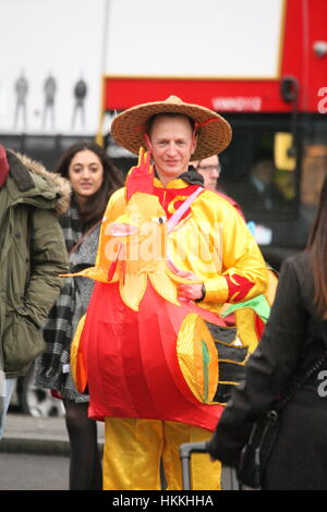 London, UK. 29. Januar 2017. Chinese New Year wird mit einer Parade im Zentrum von London, in der Nähe des China Stadt gefeiert. Das mans Kostüm bezeichnet, dass in diesem Jahr ist das Jahr des Hahnes. Roland Ravenhill/Alamy Live-Nachrichten Stockfoto