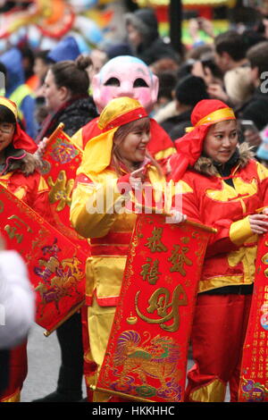 London, UK. 29. Januar 2017. Chinese New Year wird mit einer Parade im Zentrum von London, in der Nähe des China Stadt gefeiert. Tradiional chinesische Kostüme und Masken sind eine bemerkenswerte Eigenschaft.  Roland Ravenhill/Alamy Live-Nachrichten Stockfoto