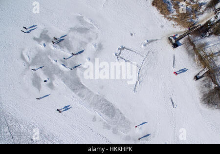 Menschen schlendern über die Eisfläche des Weßlinger Sees in Weßling, Deutschland, 28 Januar 2017. Luftbild mit einer Drohne aufgenommen. Stockfoto