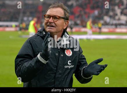 Hamburg, Deutschland. 29. Januar 2017. St. Paulis Trainer Ewald Lienen, fotografiert während der 2. Bundesliga-Fußballspiel zwischen FC St. Pauli und VfB Stuttgart im Millerntor-Stadion in Hamburg, Deutschland, 29. Januar 2017. (EMBARGO Bedingungen - Achtung: aufgrund der Akkreditierungsrichtlinien die DFL nur erlaubt die Veröffentlichung und Nutzung von bis zu 15 Bilder pro Spiel im Internet und in Online-Medien während des Spiels.) Foto: Axel Heimken/Dpa/Alamy Live News Stockfoto