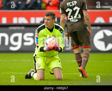 Hamburg, Deutschland. 29. Januar 2017. Stuttgarts Torwart Mitchell Langerak in Aktion während der 2. Fußball-Bundesliga-match zwischen FC St. Pauli und VfB Stuttgart im Millerntor-Stadion in Hamburg, Deutschland, 29. Januar 2017. (EMBARGO Bedingungen - Achtung: aufgrund der Akkreditierungsrichtlinien die DFL nur erlaubt die Veröffentlichung und Nutzung von bis zu 15 Bilder pro Spiel im Internet und in Online-Medien während des Spiels.) Foto: Axel Heimken/Dpa/Alamy Live News Stockfoto