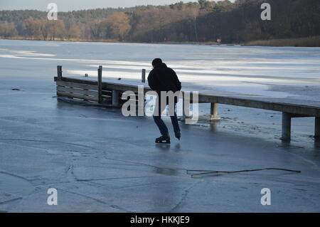 Berlin, Deutschland. 29. Januar 2017. Berlin Wetter: Menschen genießen schöne Winterwetter in Berlin Kredit: Markku Rainer Peltonen/Alamy Live News Stockfoto