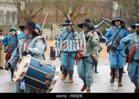 Die Mall, London, UK. 29. Januar 2017. Mitglieder der Armee des Königs der englische Bürgerkrieg Gesellschaft zu marschieren, wie sie die Route von König Charles I von St James Palast an den Ort seiner Hinrichtung im Banqueting House in Whitehall auf den Spuren von König Charles zurückzuverfolgen ich zum Gedenken an "Seine Majestäten schrecklichen Mord" in den Händen des Parlaments im Jahre 1649. Bildnachweis: Dinendra Haria/Alamy Live-Nachrichten Stockfoto