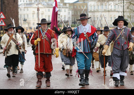 Die Mall, London, UK. 29. Januar 2017. Mitglieder der Armee des Königs der englische Bürgerkrieg Gesellschaft zu marschieren, wie sie die Route von König Charles I von St James Palast an den Ort seiner Hinrichtung im Banqueting House in Whitehall auf den Spuren von König Charles zurückzuverfolgen ich zum Gedenken an "Seine Majestäten schrecklichen Mord" in den Händen des Parlaments im Jahre 1649. Bildnachweis: Dinendra Haria/Alamy Live-Nachrichten Stockfoto